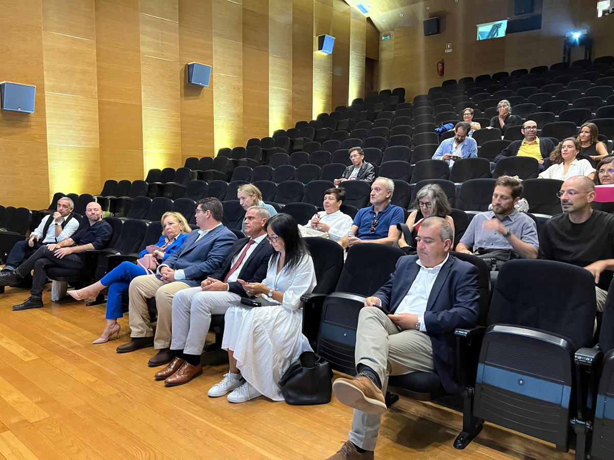 Plateia no Centro Cultural e de Congressos do Porto Santo