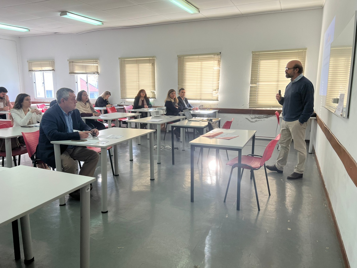 Formador Pedro Castello Branco numa das sessões do Programa Compacto de Gestão e Organização para
dirigentes de IPSS da Madeira, que decorre no Colégio dos Jesuítas&nbsp;