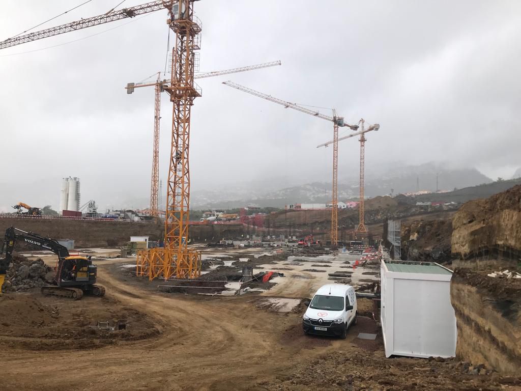 Fundações da zona dos
estacionamentos, no piso -1. Por cima, vai ser construído o edifício das áreas de internamento, com&nbsp; 607
camas.