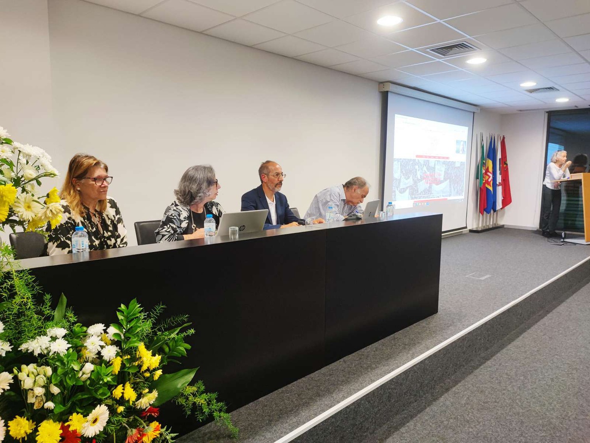 Na mesa, a presidir, da esquerda para a direita, Teresa Nascimento, Isabel Batista, Bernardo Martins e Henrique Sampaio.&nbsp;