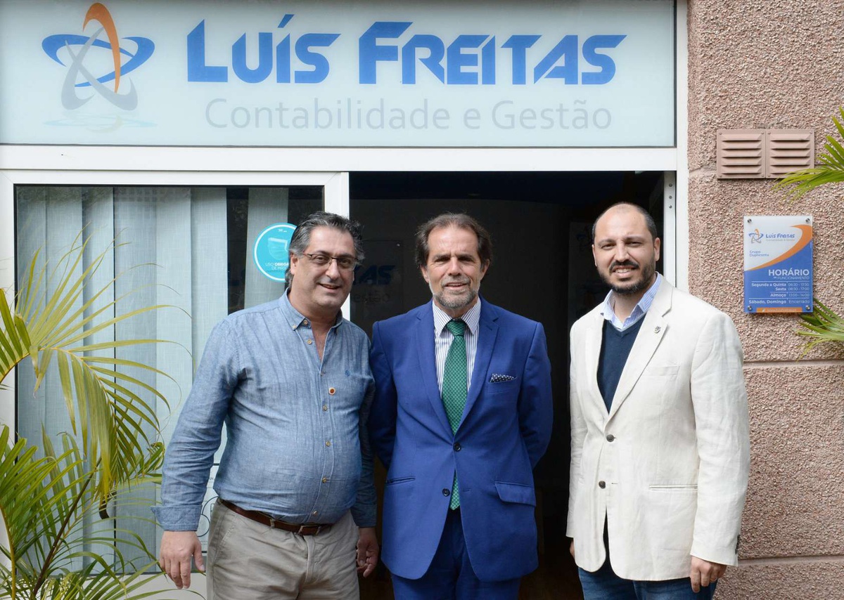 Miguel Albuquerque falava aos jornalistas à margem da visita à Dupliconta, no Funchal.