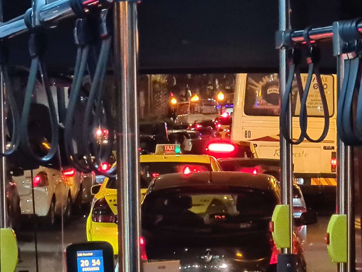 Trânsito na Avenida do Mar esteve condicionado durante cerca de 45 minutos.