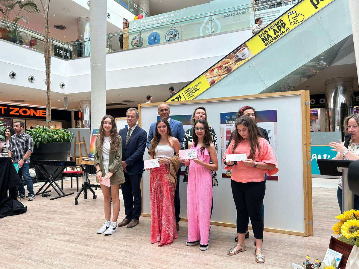 Alguns dos alunos que foram premiados esta tarde no centro comercial La Vie
