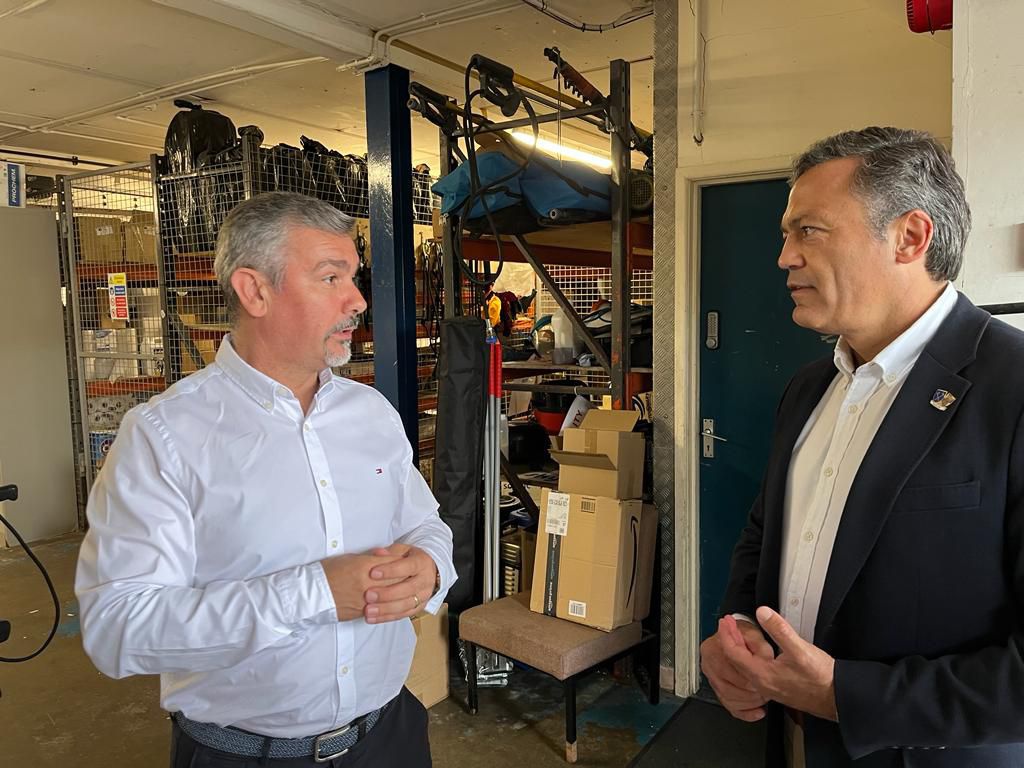 Pedro Calado com Duarte Fernandes, empresário natural do Faial com negócio na área das limpezas.