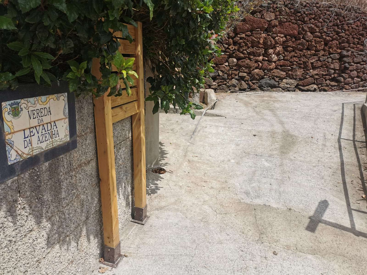 A Junta de Freguesia do Caniço tem em curso uma intervenção geral na Levada da Azenha, situação que dita o encerramento do percurso há alguns meses.&nbsp;
