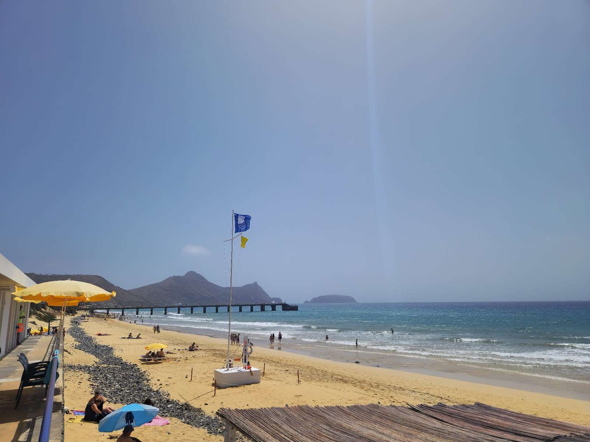 Bandeira-amarela hasteada na praia das Fontinhas, no Porto Santo.