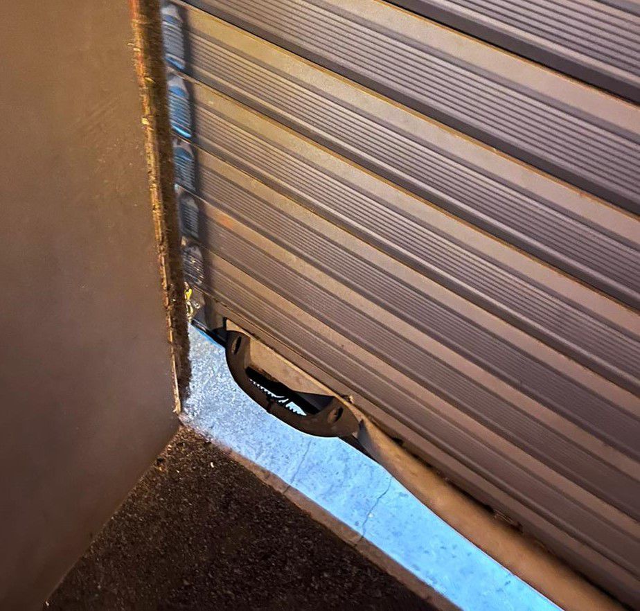 Fotos do estado da porta arrombada pelo assaltante