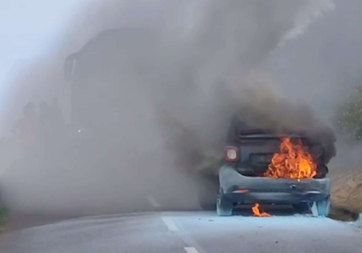 Ontem, o condutor do autocarro que se encontrava junto ao automóvel que ardeu, cedeu o extintor que tinha na sua viatura ao condutor 'acidentado'.&nbsp;
