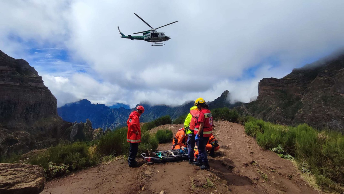 A vereda do Pico do Areeiro do Pico Ruivo tem sido dos trilhos onde se têm registado mais intervenções do meio-aéreo.