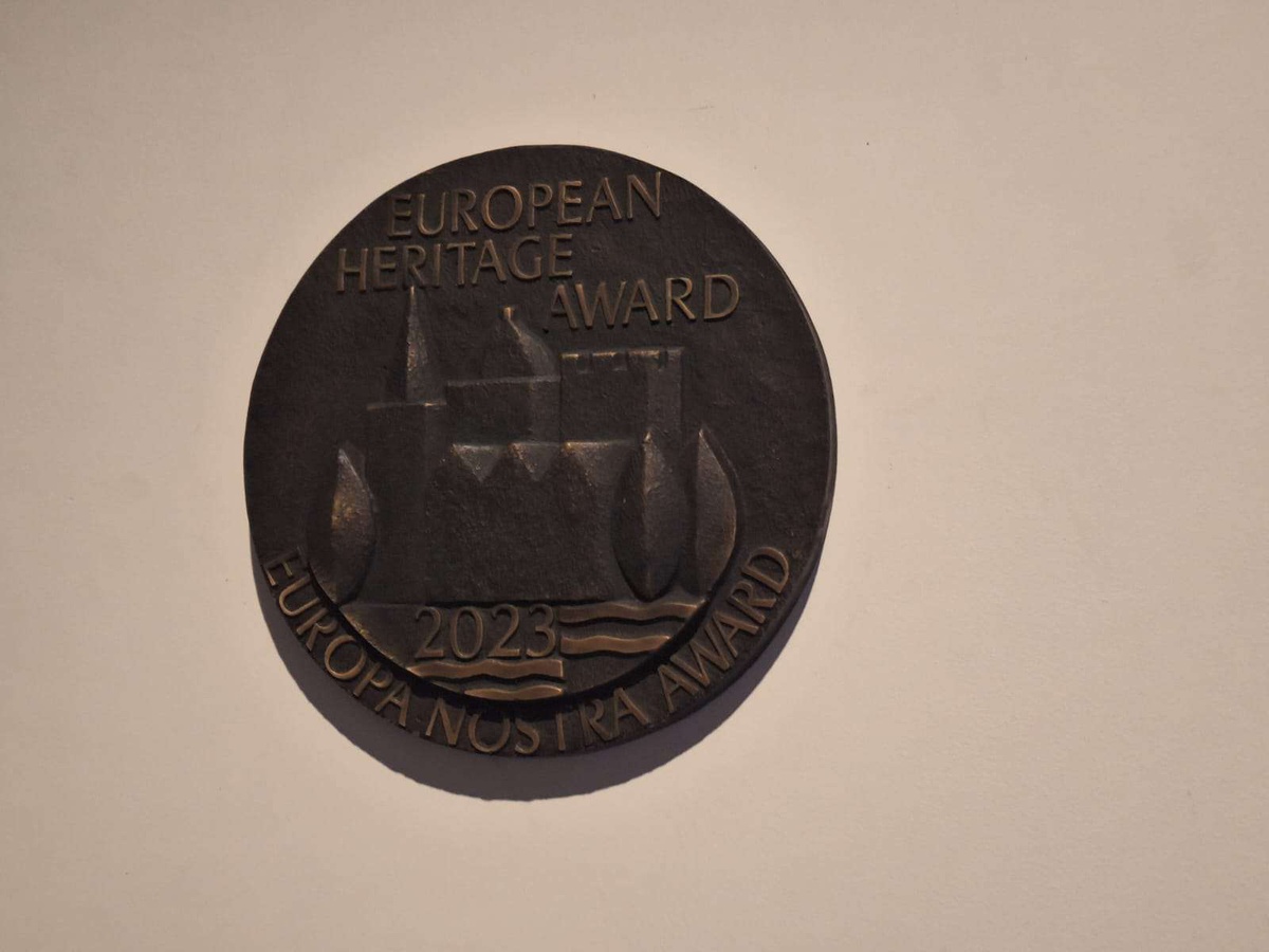 Placa de bronze atribuída pela Comissão Europeia e a Europa Nostra, através dos Prémios Europeus do Património Cultura/Prémio Europa Nostra 2023, à recuperação dos tectos mudéjares da Sé Catedral.