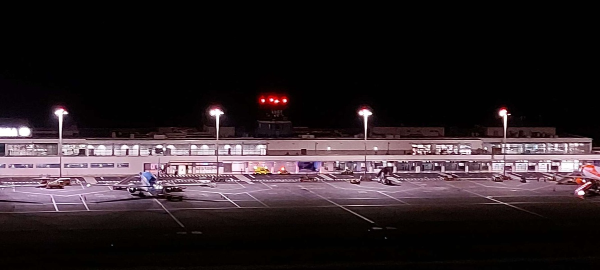 A ambulância dos Bombeiros Sapadores de Santa Cruz ainda se encontra no Aeroporto.