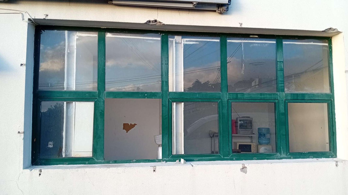 Estado em que ficou a janela arrombada pelos assaltantes.&nbsp;