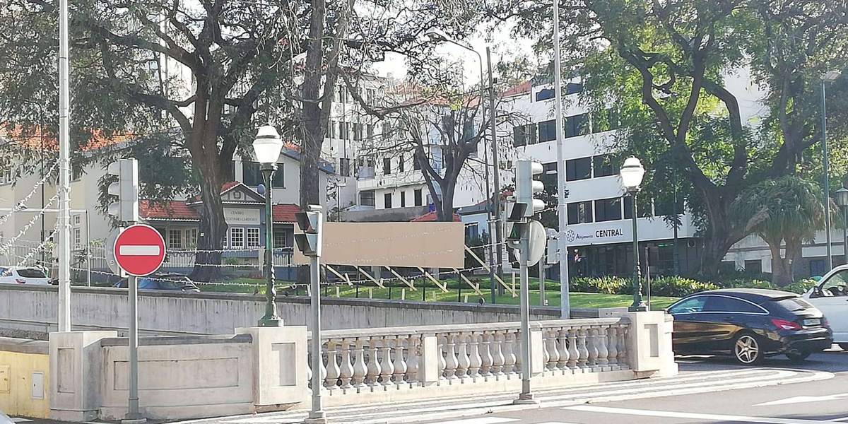 Placares colocados há poucos dias junto ao Campo da Barca, ainda sem qualquer cartaz afixado.&nbsp;
