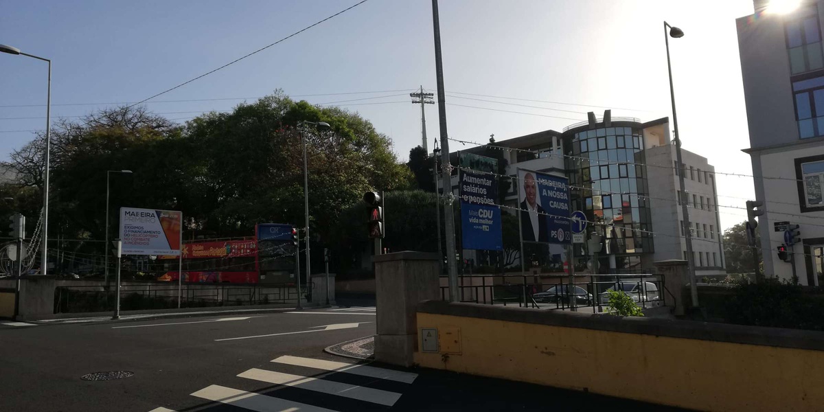 Tal como vem sendo hábito, os partidos voltam, neste acto eleitoral, a preferir as estruturas próprias, colocando-as em locais que consideram mais estratégicos.&nbsp;