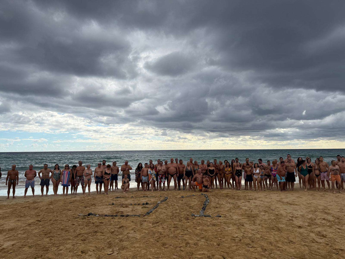 Dezenas juntaram-se no areal dourado.