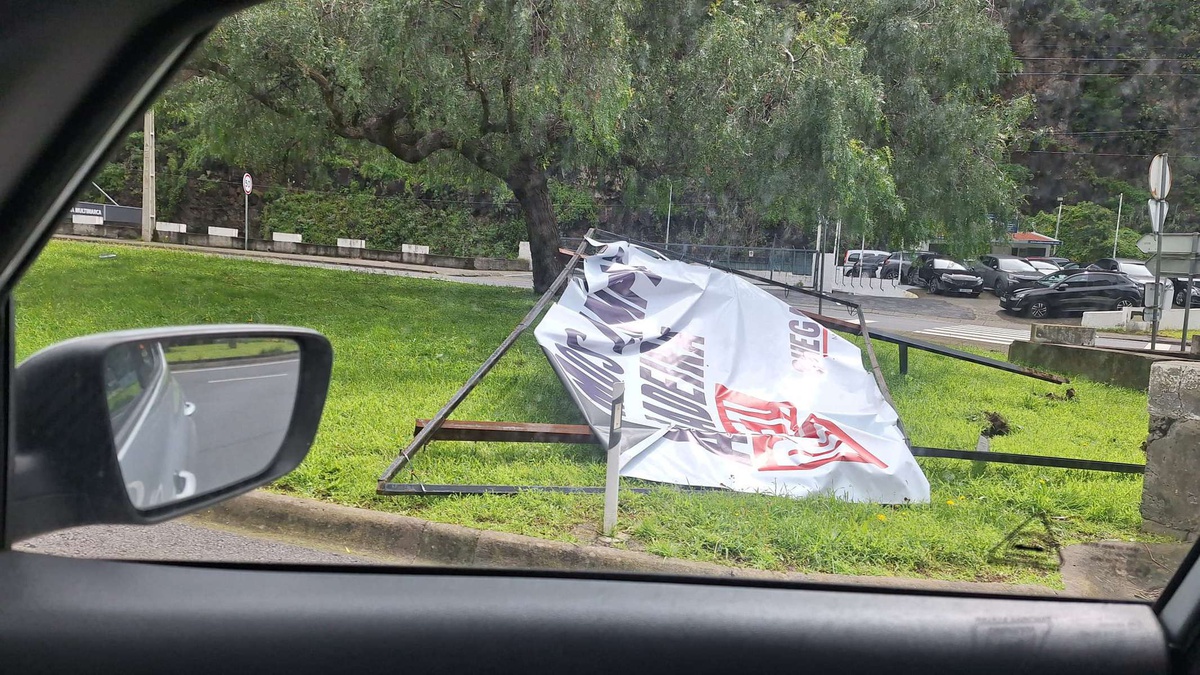 Alguns equipamentos montados na via pública foram derrubados pela força do vento.