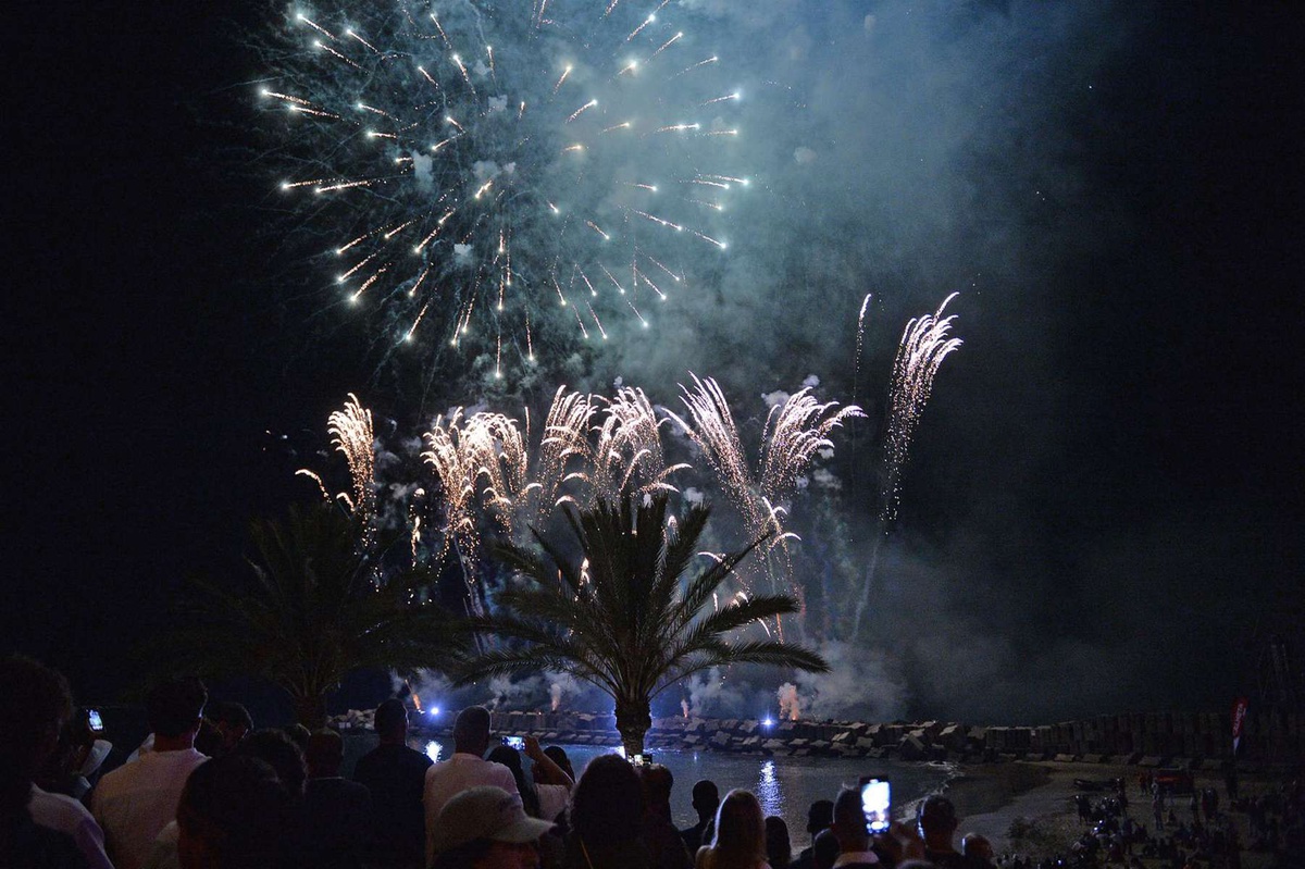 Espectáculo pirotécnico que antecedeu a música, que continua madrugada fora.
