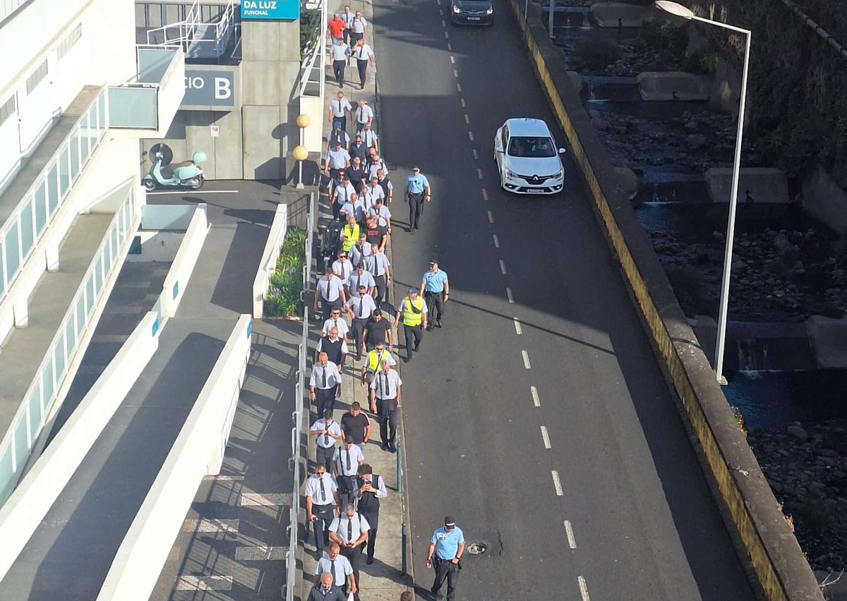 Arruada dos trabalhadores da Horários do Funchal desde a Fundoa até à Praça do Município.