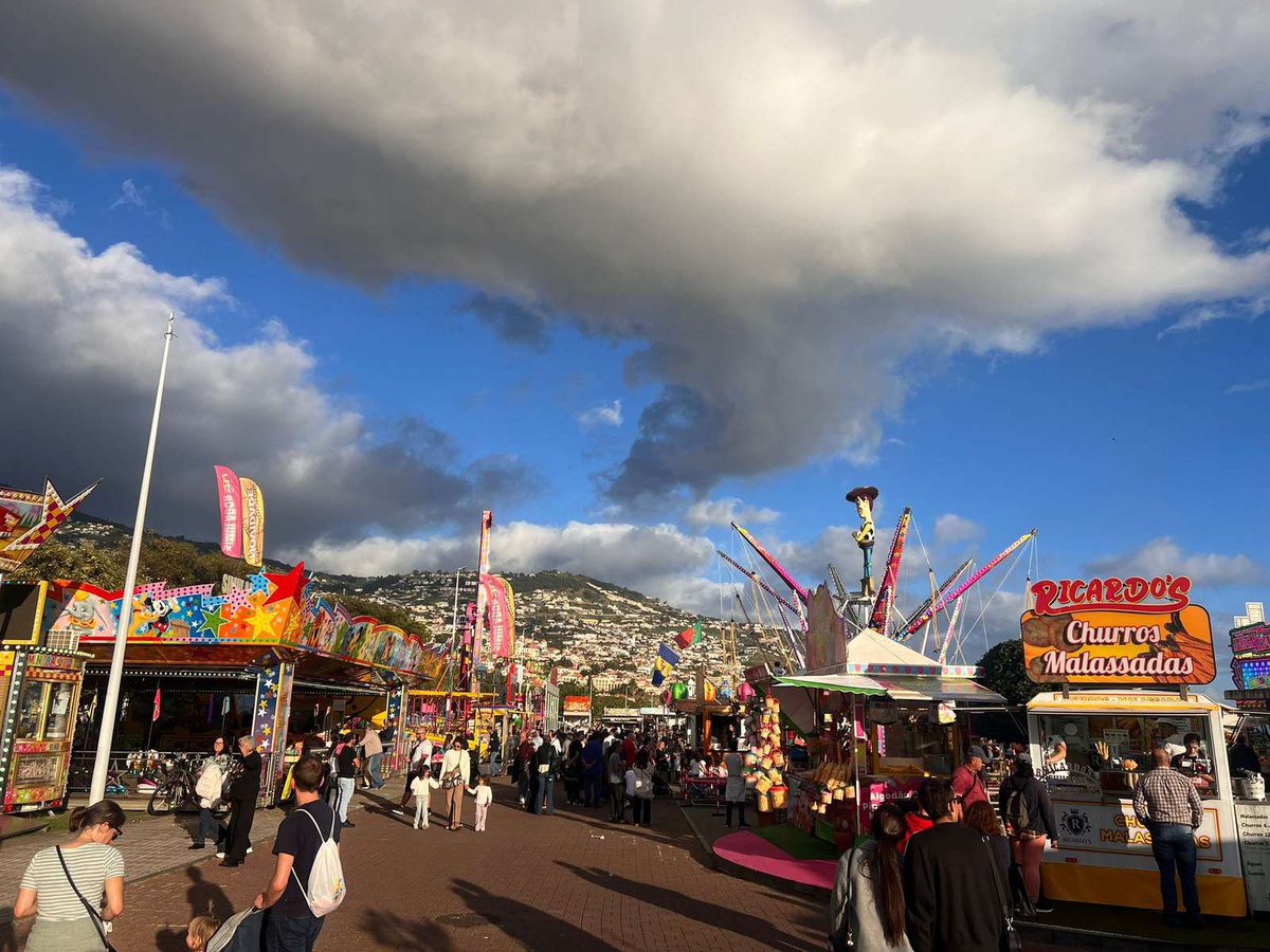 Há 13 atracções e 14 bancas de comes e bebes