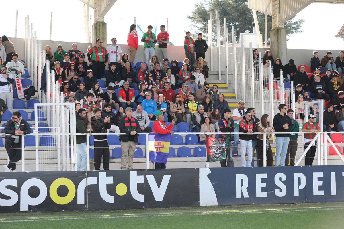 Cerca de 230 adeptos do Marítimo no Estádio Carlos Osório