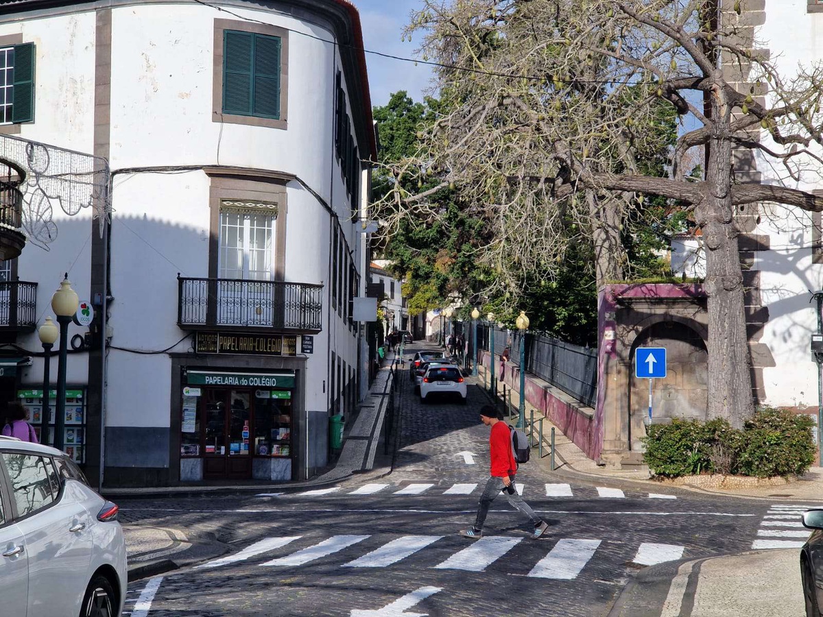 O edifício da Reitoria da UMa, na Rua do Castanheiro, concentra as mesas de voto do concelho do Funchal.