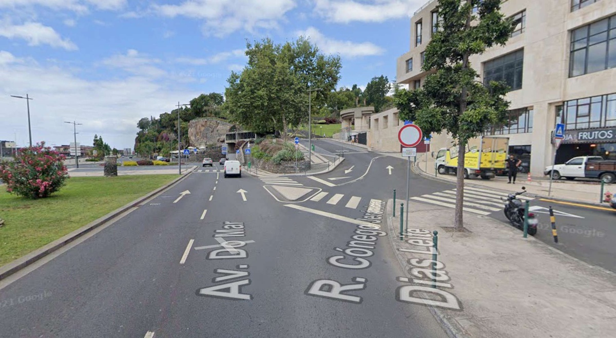 Até ao passado mês de Fevereiro, o circulação automóvel na 'Jerónimo Dias Leite' estava limitada aos transportes públicos, conforme o sinal vertical em primeiro plano na imagem.