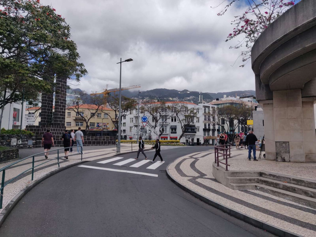 Actualmente, e pelo menos até Agosto deste ano, o acesso à Rotunda do Infante, a partir da Avenida do Mar, faz-se pela Rua Cónego Jerónimo Dias Leite, para todos os veículos.&nbsp;