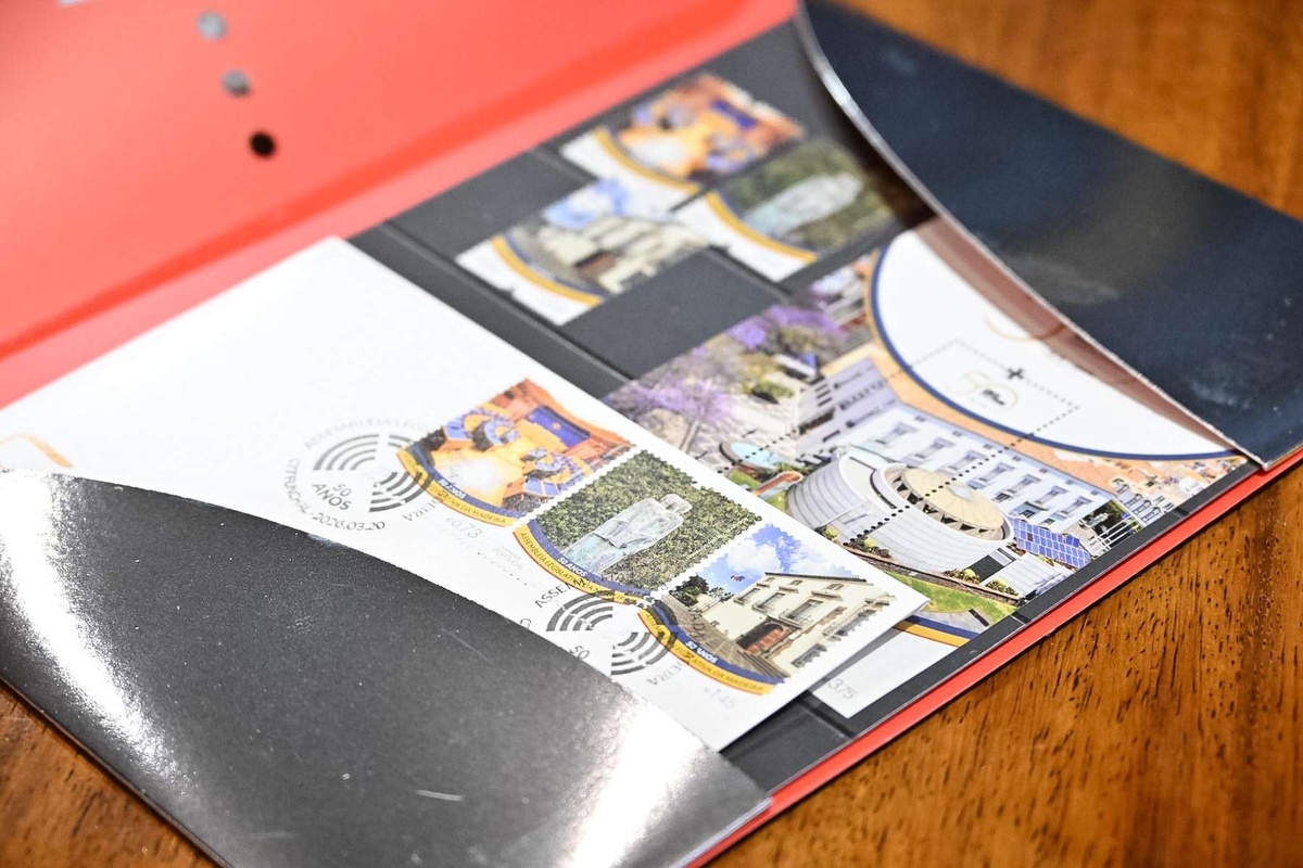 O conjunto filatélico é composto por três selos e um bloco.&nbsp;