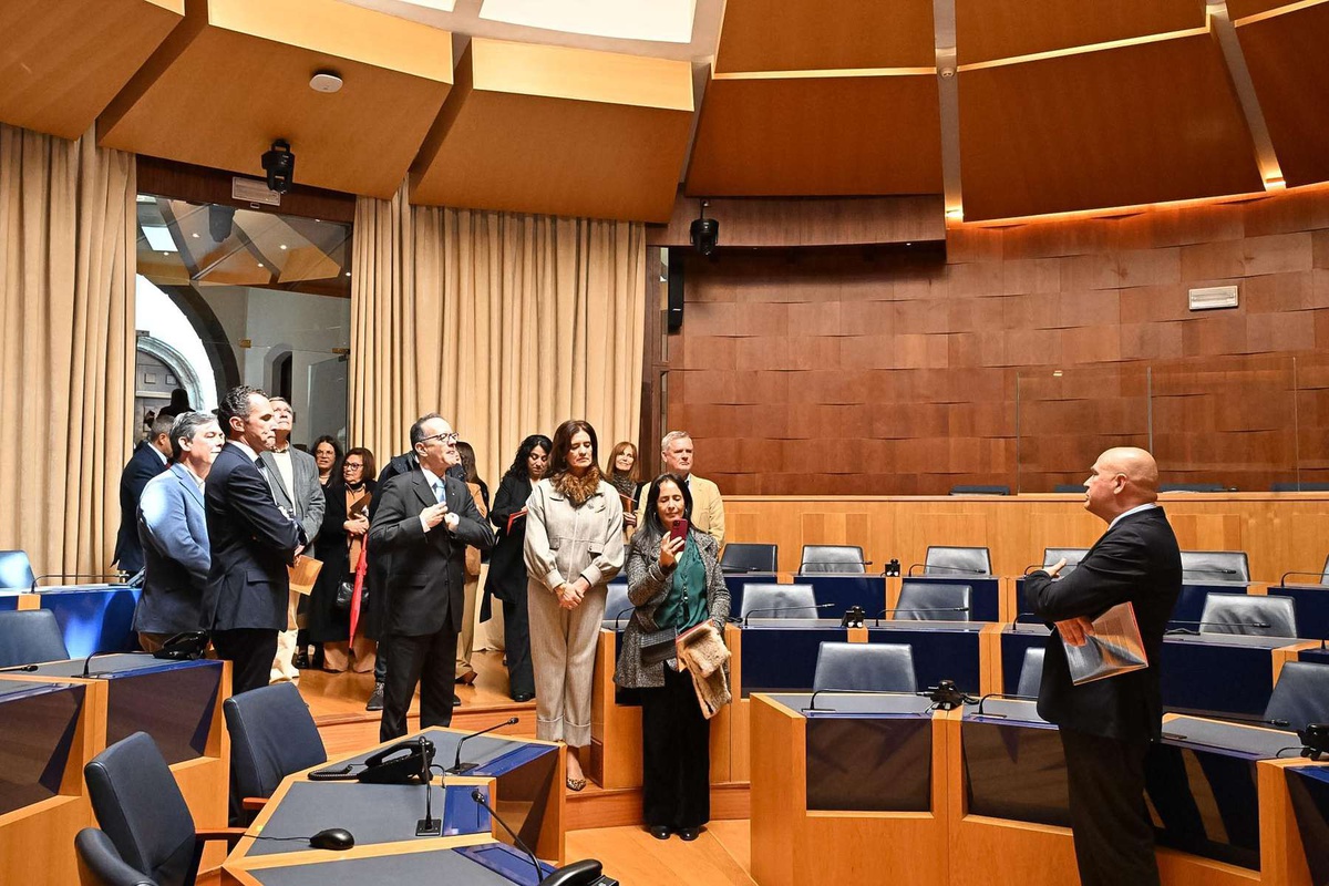A visita aos vários espaços representados nos novos selos foi orientada por Marcelino de Castro, coordenador do IDEIA
