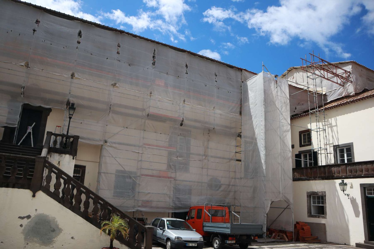 Os trabalhos decorrem na parte civil do Palácio.&nbsp;