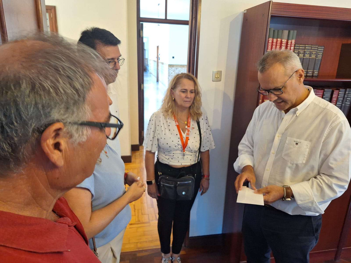 Sindicatos entregaram uma moção pela valorização das carreiras da Administração Pública ao director regional da Administração Pública.&nbsp;
