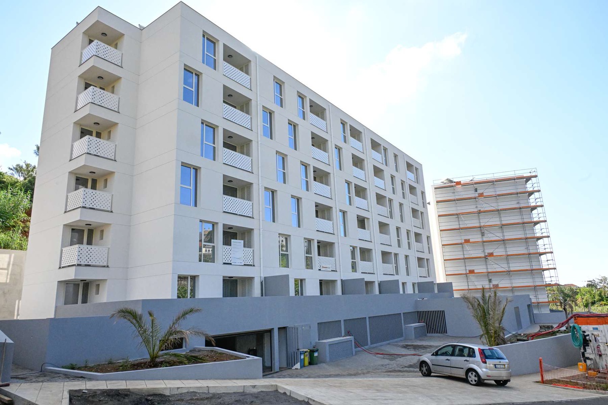 Os 25 apartamentos já atribuídos fazem parte do complexo Quinta dos Cedros, em Santo António, onde há mais 60 apartamentos em fase de conclusão e outros 15 em início de obra.&nbsp;