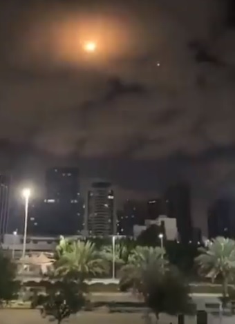 Imagem retirado do Twitter de um vídeo, no qual o ponto amarelo é apresentado como um dos mísseis interceptados. Foto DR/Twitter