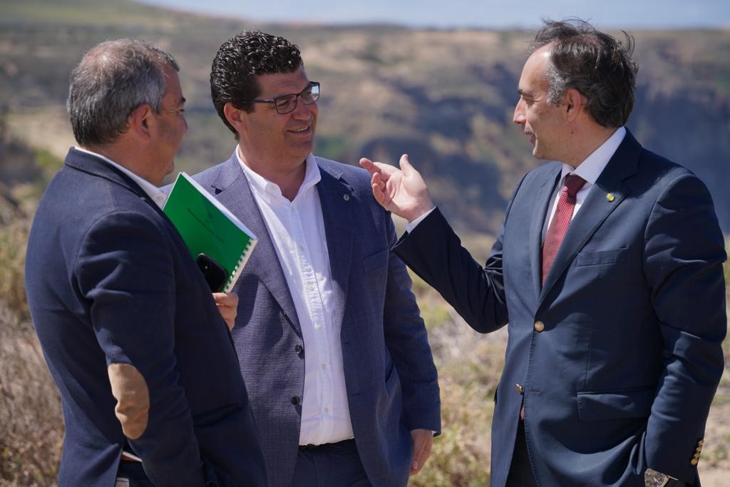 O secretário regional das Finanças teve ainda tempo para visitar o miradouro das Lapas, no Norte da Ilha.