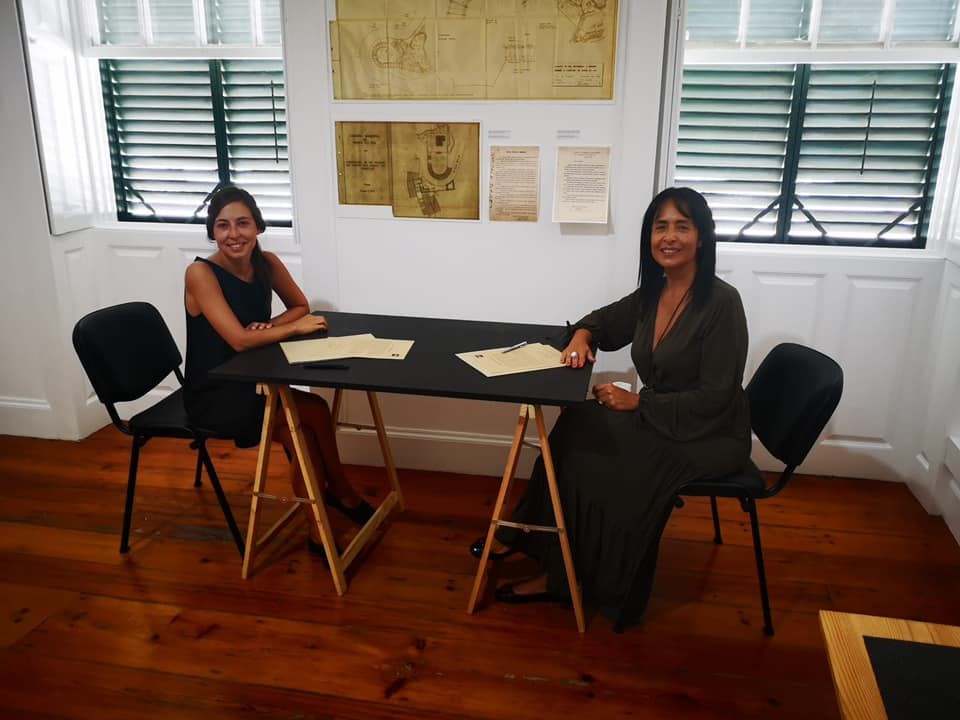Arq. Susana Jesus, presidente do
Conselho Directivo da Madeira da Ordem dos Arquitectos com a Arq. Madalena
Vidigal, na sede da SRMAD após assinatura do Compromisso “Mapa da Arquitectura de Rui Goes Ferreira”.