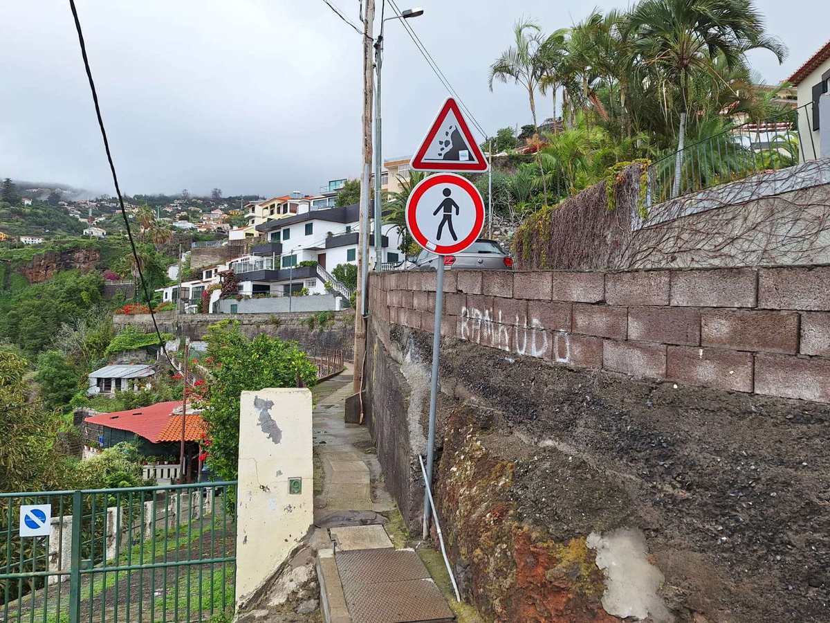 Junto à entreda da Levada do Bom Sucesso existe um sinal de trânsito a proibir a circulação de peões.&nbsp;
