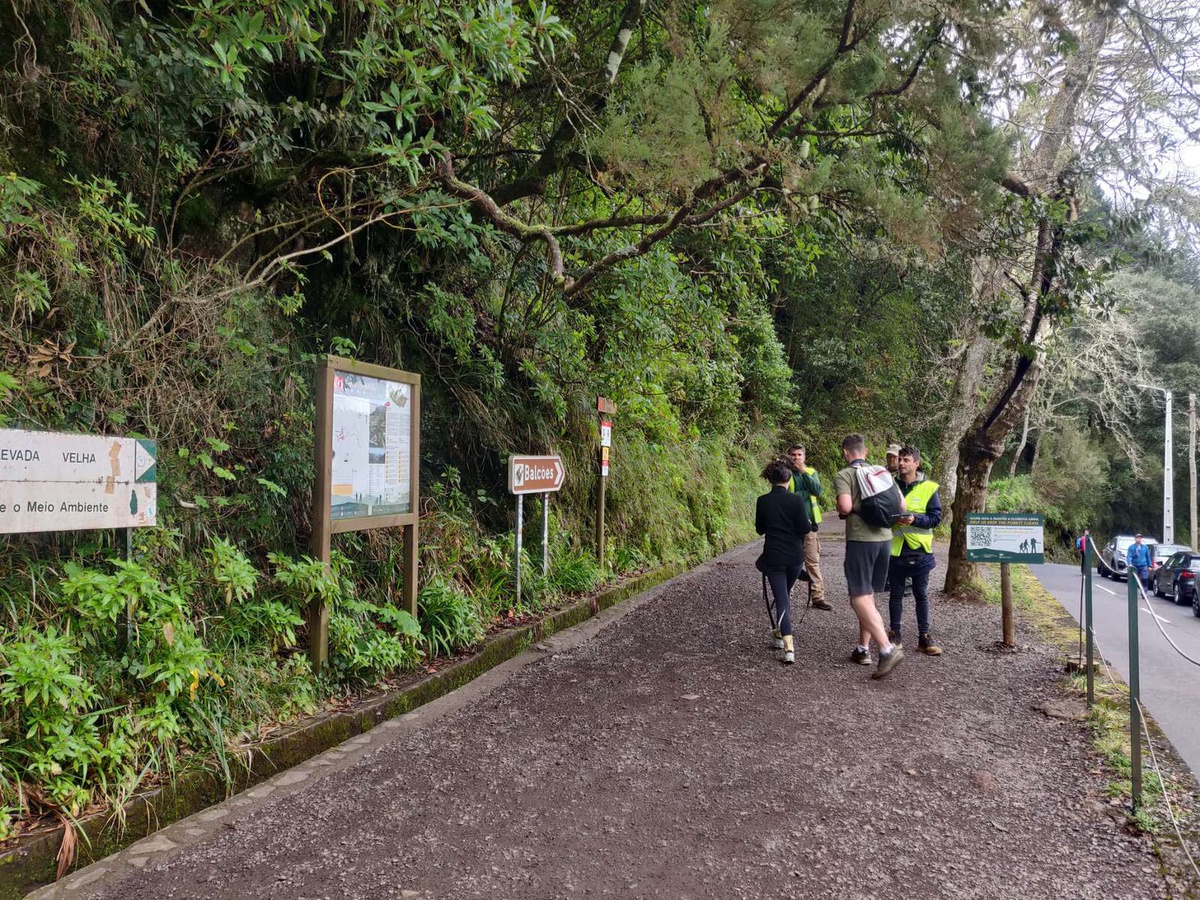 Para percorrer o troço da Levada da Serra do Faial que conduz ao Miradouro dos Balcões, os não residentes têm de pagar três euros.&nbsp;
