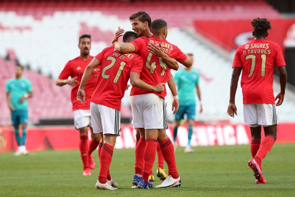 Futebol: Benfica venceu e juntou-se ao FC Porto na liderança do