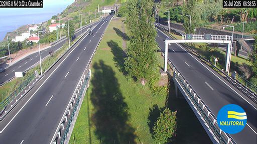 https://www.dnoticias.pt/2025/7/2/454583-acidentde-na-via-rapida-na-zona-da-quira-grande/none