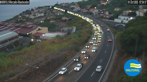 https://www.dnoticias.pt/2025/10/1/464903-acidentde-e-transito-intenso--congestionam-trafego/none