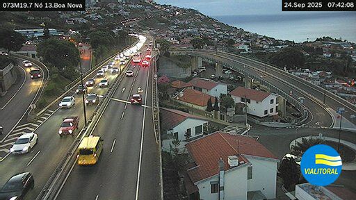 https://www.dnoticias.pt/2025/9/24/463988-acidentde-na-via-rapida-congestiona-transito/none