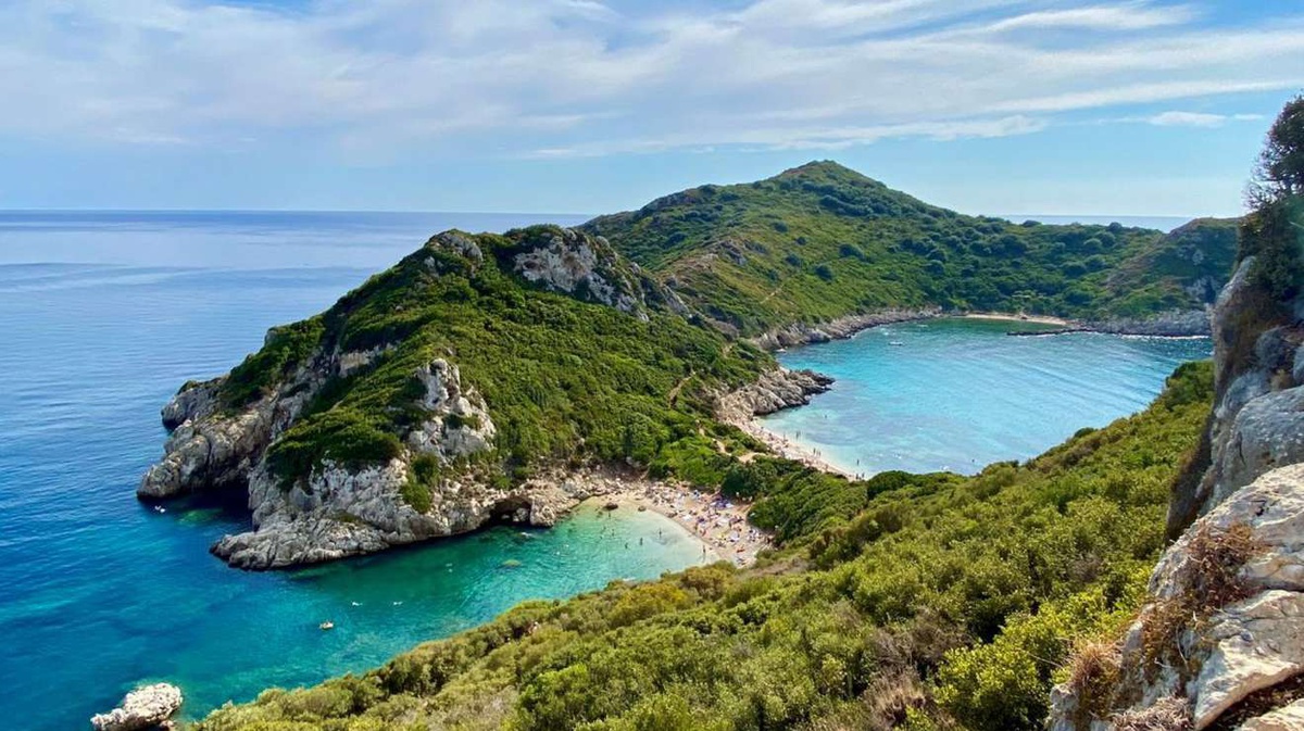 Paisagem da praia de Agios Georgios, na ilha grega de Corfu.&nbsp;
