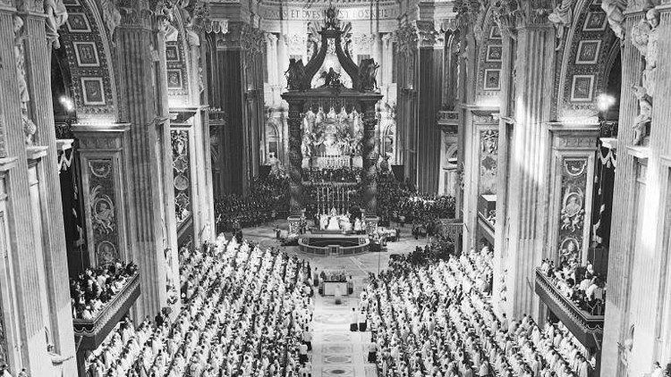 O Concílio do Vaticano II teve início a 11 de Outubro de 1962, com o&nbsp;Papa João XXIII, e terminou a 8 de Dezembro de 1965, já no papado de Paulo VI.