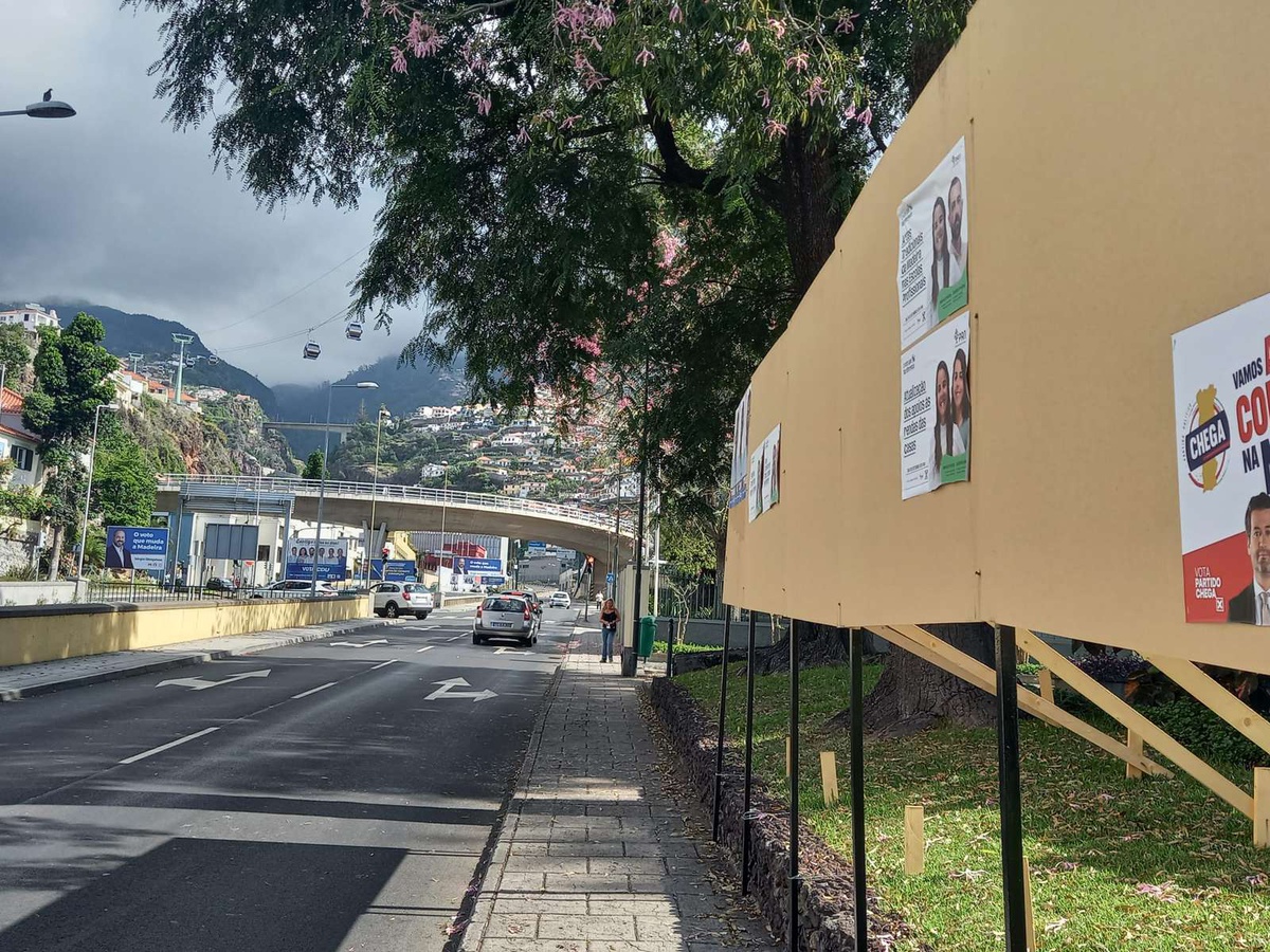 Nas últimas eleições, os mesmos placares colocados no Campo da Barca foram utilizados pelo menos pelo PAN, o Chega e a CDU.&nbsp;