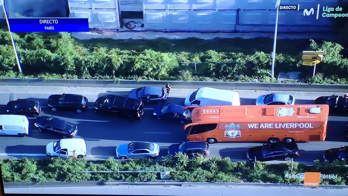 O autocarro do Liverpool também esteve "preso" no trânsito, fazendo com que a comitiva inglesa chegasse atrasada ao Stade de France.