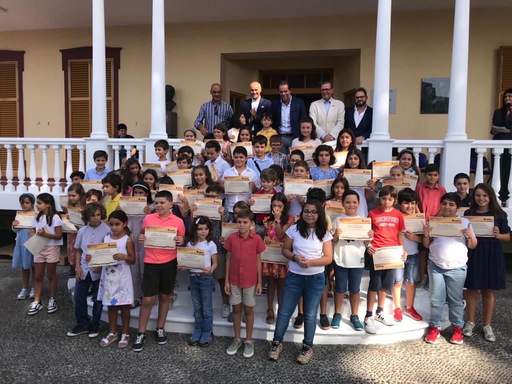 Alunos de Iniciação Musical com diploma de mérito.