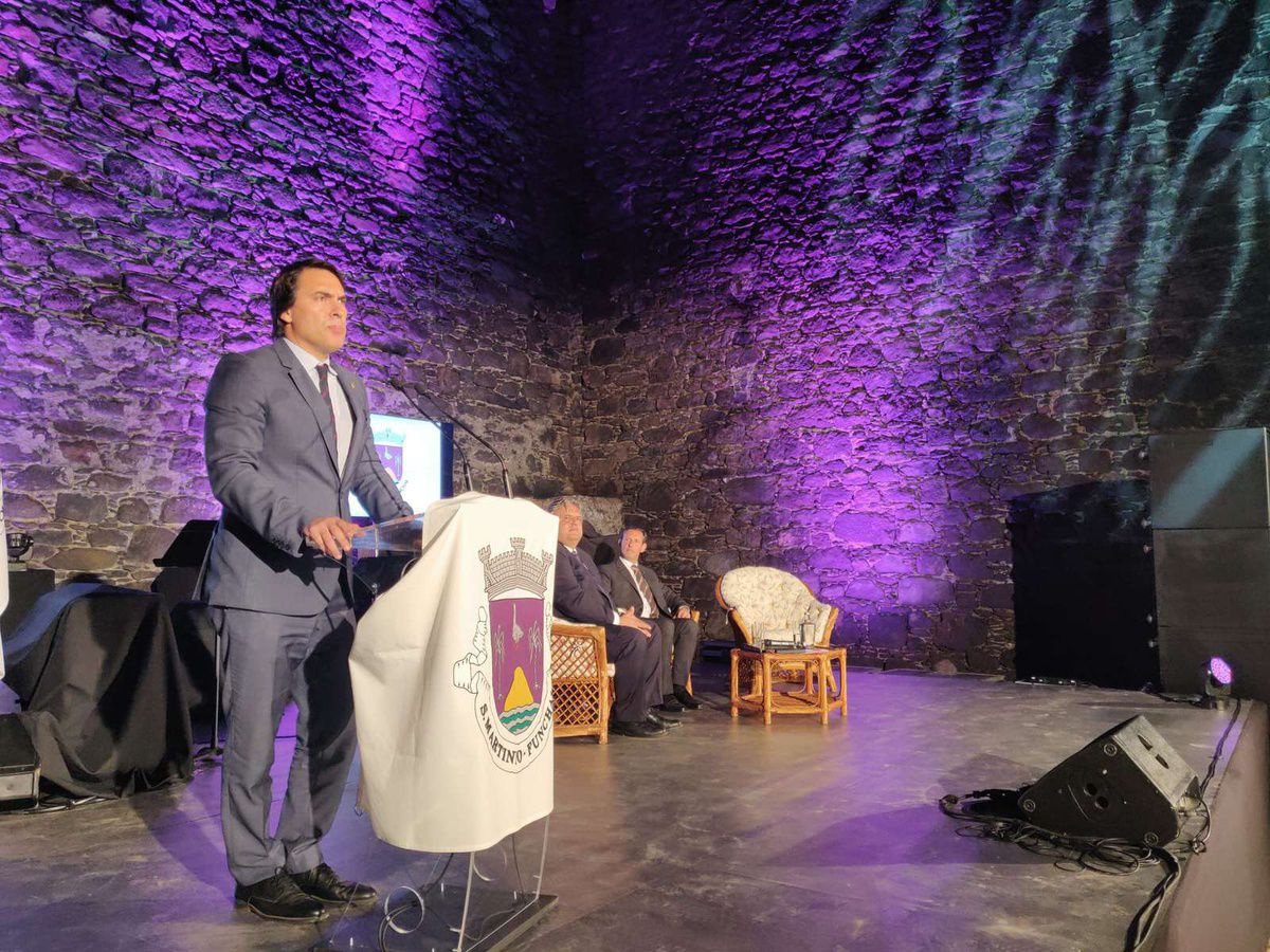 O secretário regional do Equipamento e Infraestruturas foi quem representou o governo na sessão solene da freguesia de São Martinho em 2023.