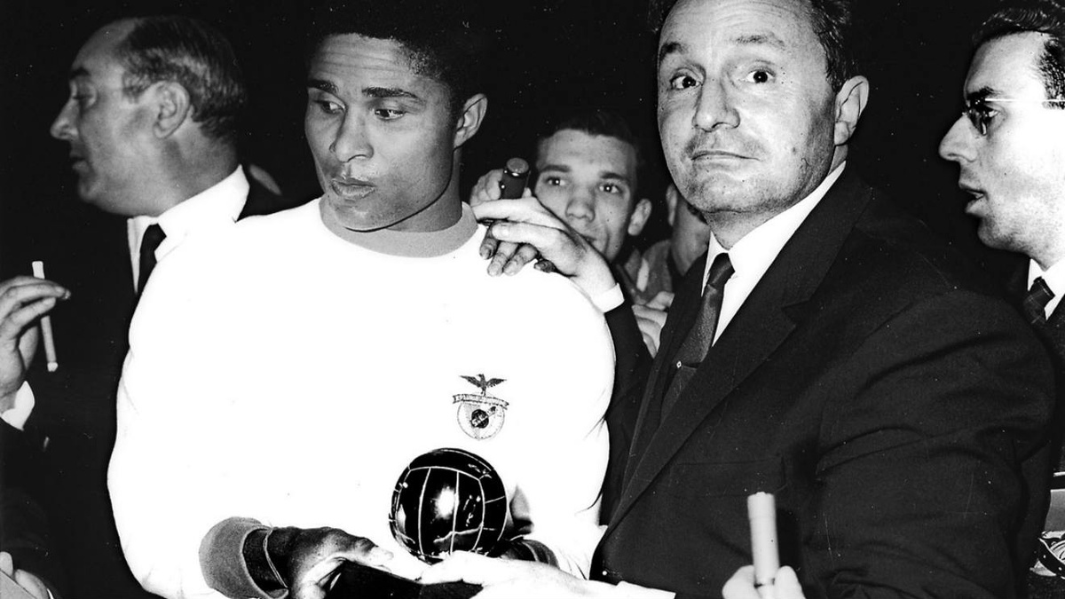 Eusébio da Silva Ferreira recebe Bola de Ouro