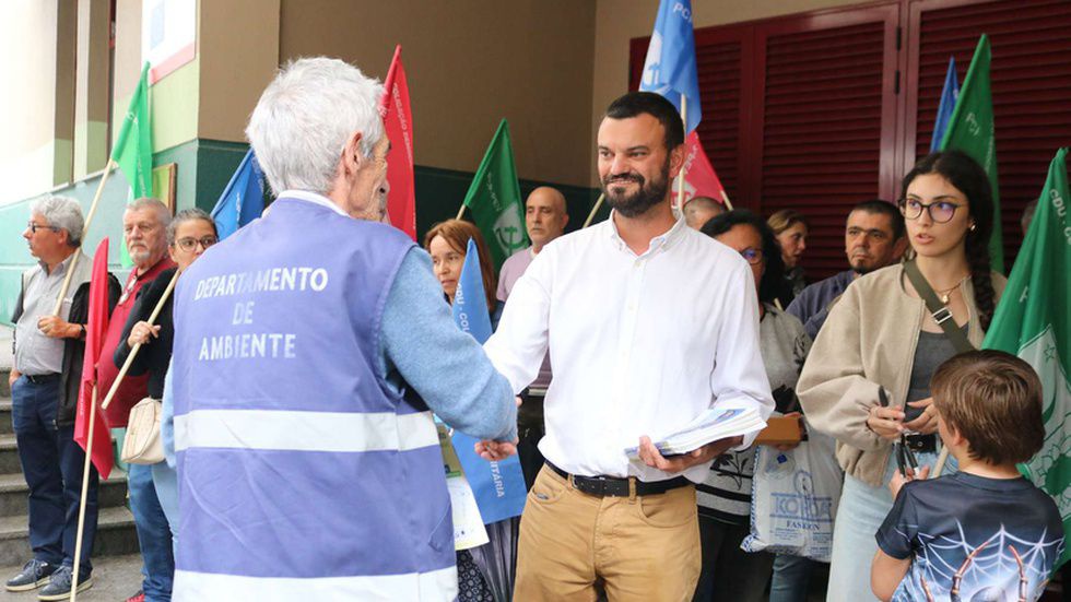 Os candidatos da CDU em contacto com trabalhadores, neste caso funcionários do Departamento de Ambiente da CMF.
