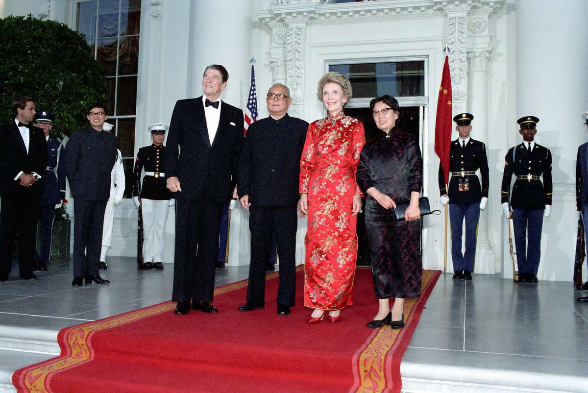 Li Xiannian acompanhado da mulher, Lin Jiamei, e o presidente dos Estados Unidos da América, Ronald Reagan, em 1985.&nbsp;